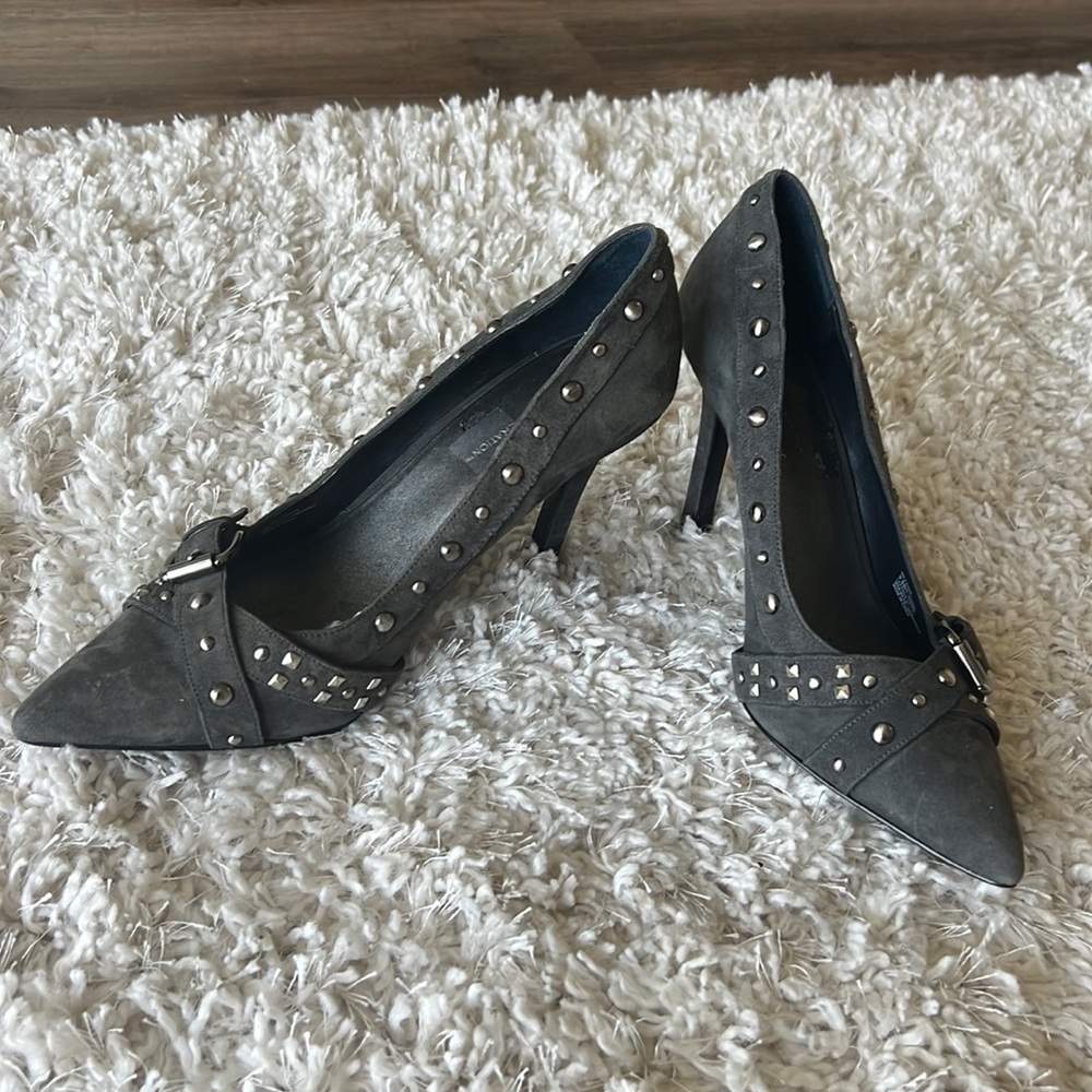 Pointed toe heels